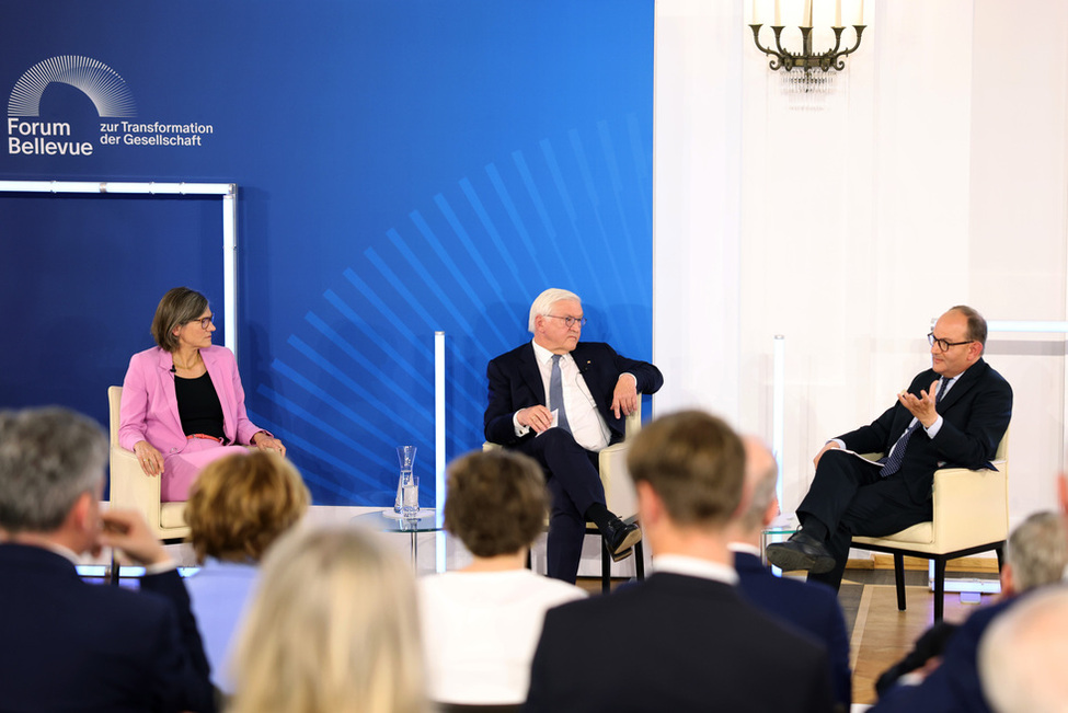 Bundespräsident Steinmeier (Mitte) im Gespräch mit Christiane Benner (links) und Ottmar Edenhofer(rechts)